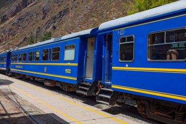 CUSCO, PERU - 3 Mayıs 2022: Peru tren vagonu Peru 'da Altiplano dağının manzaralı manzarasında Latin turist merkezi Machu Picchu, Aguas Calientes