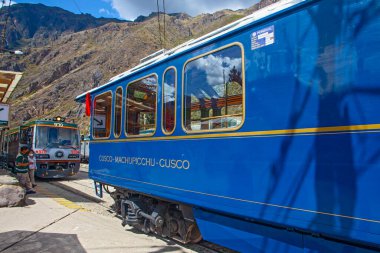 CUSCO, PERU - 3 Mayıs 2022: Peru tren vagonu Peru 'da Altiplano dağının manzaralı manzarasında Latin turist merkezi Machu Picchu, Aguas Calientes