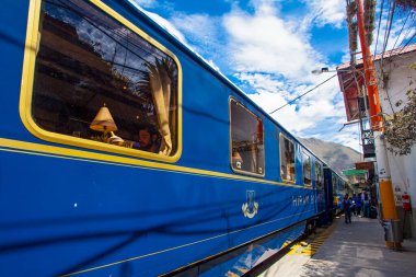 CUSCO, PERU - 3 Mayıs 2022: Peru tren vagonu Peru 'da Altiplano dağının manzaralı manzarasında Latin turist merkezi Machu Picchu, Aguas Calientes