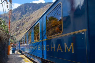 CUSCO, PERU - 3 Mayıs 2022: Peru tren vagonu Peru 'da Altiplano dağının manzaralı manzarasında Latin turist merkezi Machu Picchu, Aguas Calientes