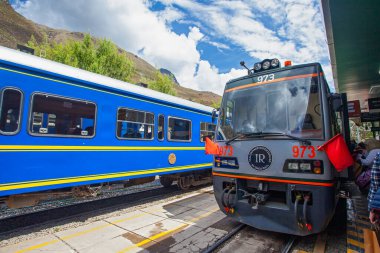 CUSCO, PERU - 3 Mayıs 2022: Peru 'daki Altiplano Dağı manzaralı Altiplano Dağı' nda tren vagonu Latin turist merkezi Machu Picchu, Aguas Calientes