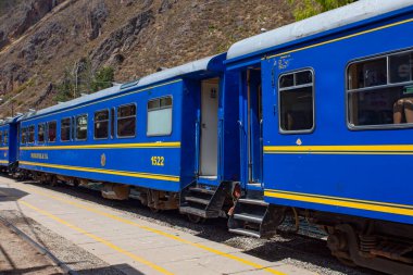 CUSCO, PERU - 3 Mayıs 2022: Peru tren vagonu Peru 'da Altiplano dağının manzaralı manzarasında Latin turist merkezi Machu Picchu, Aguas Calientes