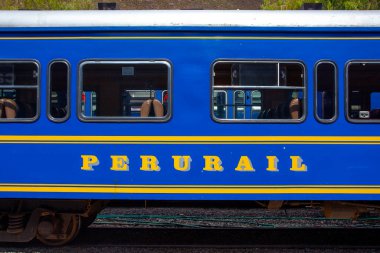 CUSCO, PERU - 3 Mayıs 2022: Peru tren vagonu Peru 'da Altiplano dağının manzaralı manzarasında Latin turist merkezi Machu Picchu, Aguas Calientes