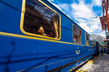 CUSCO, PERU - 3 Mayıs 2022: Peru tren vagonu Peru 'da Altiplano dağının manzaralı manzarasında Latin turist merkezi Machu Picchu, Aguas Calientes