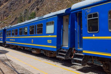 CUSCO, PERU - 3 Mayıs 2022: Peru tren vagonu Peru 'da Altiplano dağının manzaralı manzarasında Latin turist merkezi Machu Picchu, Aguas Calientes