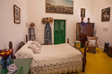 COYOACAN, MEXICO - 24 Mart 2022: Mavi Saray 'daki yatak odası (La Casa Azul), Meksikalı sanatçı Frida Kahlo' nun yaşamı ve çalışmalarına adanmış tarihi ev ve sanat müzesi