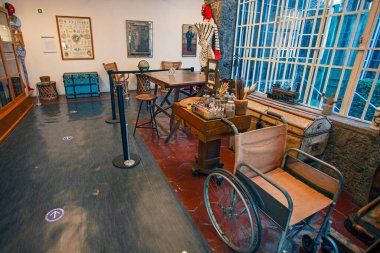 COYOACAN, MEXICO - 24 Mart 2022: Mavi Saray 'da (La Casa Azul) çalışma odası afro resim, Meksikalı sanatçı Frida Kahlo' nun yaşamı ve çalışmalarına adanmış tarihi ev ve sanat müzesi