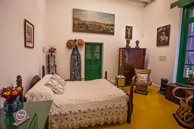 COYOACAN, MEXICO - 24 Mart 2022: Mavi Saray 'daki yatak odası (La Casa Azul), Meksikalı sanatçı Frida Kahlo' nun yaşamı ve çalışmalarına adanmış tarihi ev ve sanat müzesi