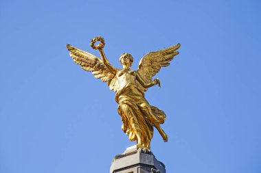  Paseo de la Reforma Bulvarı 'nda bulunan Özgürlük Meleği heykeli. Bu Mexico City 'nin simgelerinden biri..