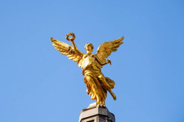  Paseo de la Reforma Bulvarı 'nda bulunan Özgürlük Meleği heykeli. Bu Mexico City 'nin simgelerinden biri..