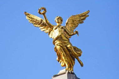  Paseo de la Reforma Bulvarı 'nda bulunan Özgürlük Meleği heykeli. Bu Mexico City 'nin simgelerinden biri..