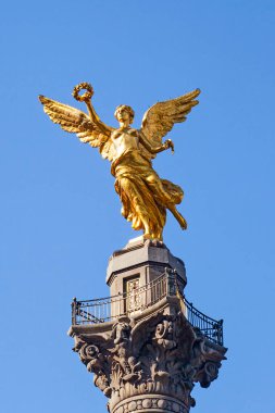  Paseo de la Reforma Bulvarı 'nda bulunan Özgürlük Meleği heykeli. Bu Mexico City 'nin simgelerinden biri..