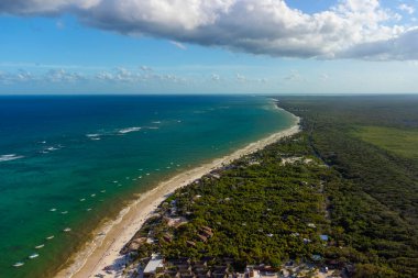 Tulum muhteşem orman ormanı ve Karayip deniz manzarası, insansız hava aracı, Meksika