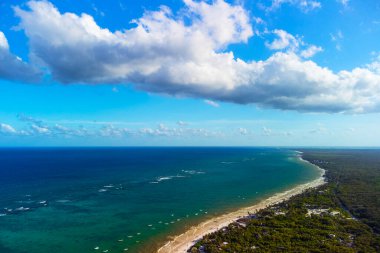 Tulum muhteşem orman ormanı ve Karayip deniz manzarası, insansız hava aracı, Meksika