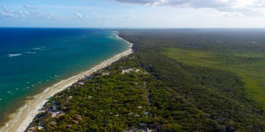 Tulum muhteşem orman ormanı ve Karayip deniz manzarası, insansız hava aracı, Meksika