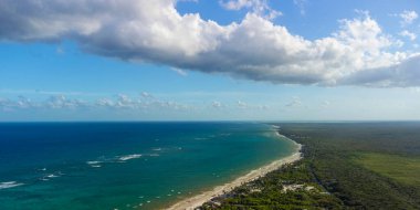 Tulum muhteşem orman ormanı ve Karayip deniz manzarası, insansız hava aracı, Meksika