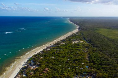 Tulum muhteşem orman ormanı ve Karayip deniz manzarası, insansız hava aracı, Meksika