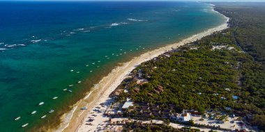 Tulum muhteşem orman ormanı ve Karayip deniz manzarası, insansız hava aracı, Meksika