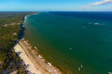 Tulum muhteşem orman ormanı ve Karayip deniz manzarası, insansız hava aracı, Meksika
