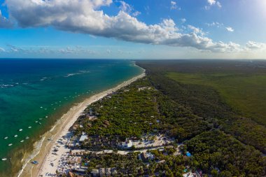 Tulum muhteşem orman ormanı ve Karayip deniz manzarası, insansız hava aracı, Meksika