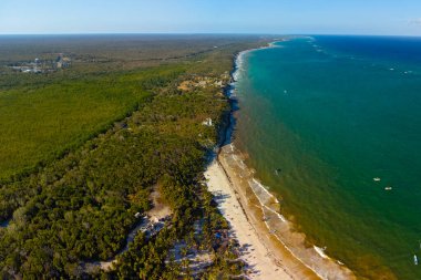 Tulum muhteşem orman ormanı ve Karayip deniz manzarası, insansız hava aracı, Meksika
