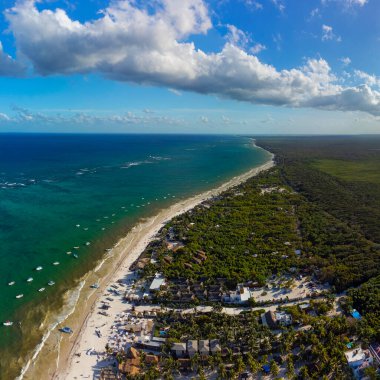 Tulum muhteşem orman ormanı ve Karayip deniz manzarası, insansız hava aracı, Meksika