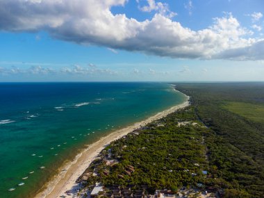 Tulum muhteşem orman ormanı ve Karayip deniz manzarası, insansız hava aracı, Meksika