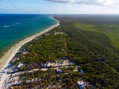 Tulum muhteşem orman ormanı ve Karayip deniz manzarası, insansız hava aracı, Meksika