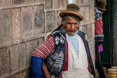 Peru - 15 Mayıs 2022: 15 Mayıs 2022 'de Peru' nun Cusco kenti yakınlarında geleneksel kıyafetler giyen Perulu insanlar