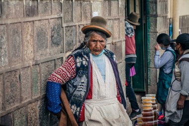 Peru - 15 Mayıs 2022: 15 Mayıs 2022 'de Peru' nun Cusco kenti yakınlarında geleneksel kıyafetler giyen Perulu insanlar