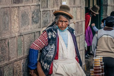 Peru - 15 Mayıs 2022: 15 Mayıs 2022 'de Peru' nun Cusco kenti yakınlarında geleneksel kıyafetler giyen Perulu insanlar