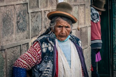 Peru - 15 Mayıs 2022: 15 Mayıs 2022 'de Peru' nun Cusco kenti yakınlarında geleneksel kıyafetler giyen Perulu insanlar