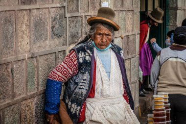 Peru - 15 Mayıs 2022: 15 Mayıs 2022 'de Peru' nun Cusco kenti yakınlarında geleneksel kıyafetler giyen Perulu insanlar