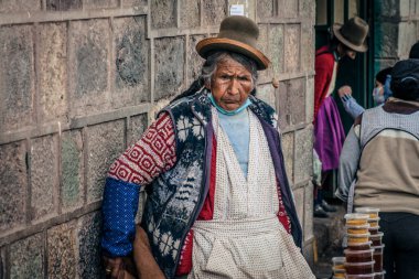 Peru - 15 Mayıs 2022: 15 Mayıs 2022 'de Peru' nun Cusco kenti yakınlarında geleneksel kıyafetler giyen Perulu insanlar