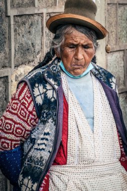 Peru - 15 Mayıs 2022: 15 Mayıs 2022 'de Peru' nun Cusco kenti yakınlarında geleneksel kıyafetler giyen Perulu insanlar