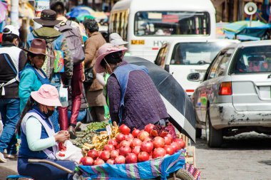 Peru - 15 Mayıs 2022: Cuzco 'da geleneksel giyinmiş Perulu insanlar. Cusco, Peru, 15 Mayıs 2022