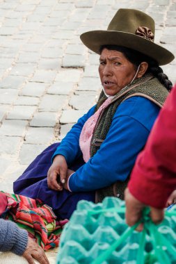 Peru - 15 Mayıs 2022: 15 Mayıs 2022 'de Peru' nun Cusco kenti yakınlarında geleneksel kıyafetler giyen Perulu insanlar