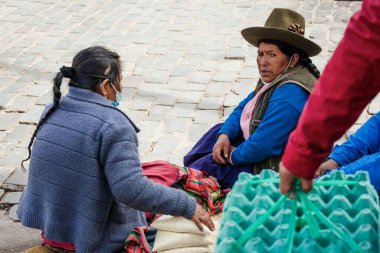 Peru - 15 Mayıs 2022: Cuzco 'da geleneksel giyinmiş Perulu insanlar. Cusco, Peru 'da kadın satışı, 15 Mayıs 2022