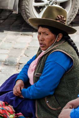 Peru - 15 Mayıs 2022: Cuzco 'da geleneksel giyinmiş Perulu insanlar. Cusco, Peru 'da kadın satışı, 15 Mayıs 2022