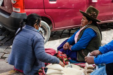 Peru - 15 Mayıs 2022: Cuzco 'da geleneksel giyinmiş Perulu insanlar. Cusco, Peru 'da kadın satışı, 15 Mayıs 2022