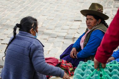 Peru - 15 Mayıs 2022: Cuzco 'da geleneksel giyinmiş Perulu insanlar. Cusco, Peru 'da kadın satışı, 15 Mayıs 2022