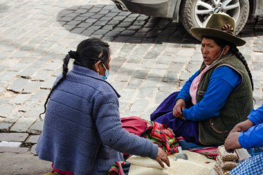 Peru - 15 Mayıs 2022: Cuzco 'da geleneksel giyinmiş Perulu insanlar. Cusco, Peru 'da kadın satışı, 15 Mayıs 2022