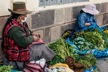 Peru - 15 Mayıs 2022: Cuzco 'da geleneksel giyinmiş Perulu insanlar. Cusco, Peru, 15 Mayıs 2022