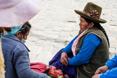 Peru - 15 Mayıs 2022: Cuzco 'da geleneksel giyinmiş Perulu insanlar. Cusco, Peru 'da kadın satışı, 15 Mayıs 2022