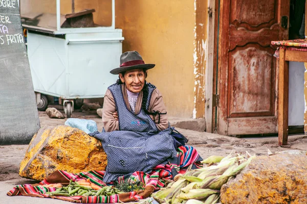 Peru May 2022 Peruvian People Traditional Clothes Ollataytambo Woman Selling —  Fotos de Stock