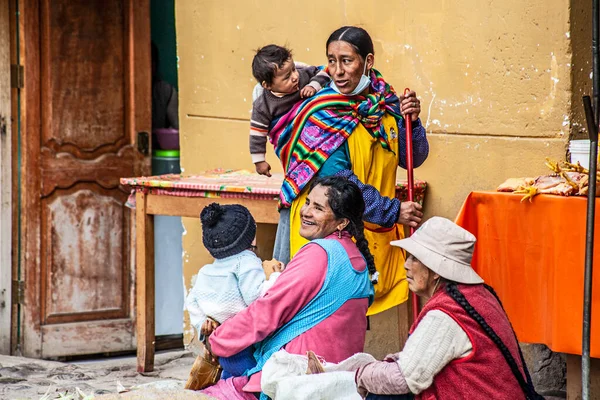 Perú Mayo 2022 Peruanos Con Ropa Tradicional Ollataytambo Mujer Vendiendo — Foto de Stock