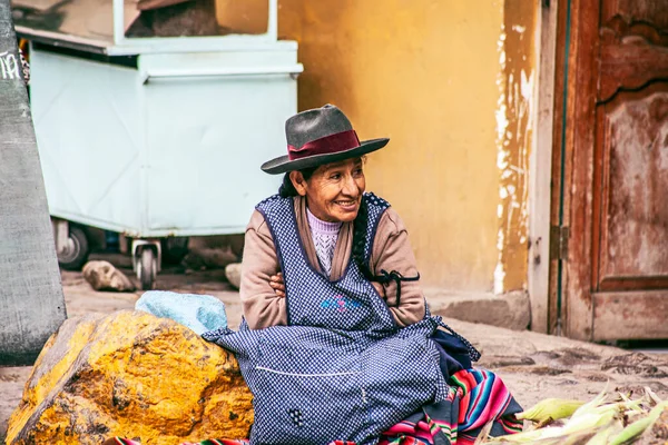 Perú Mayo 2022 Peruanos Con Ropa Tradicional Ollataytambo Mujer Vendiendo — Foto de Stock