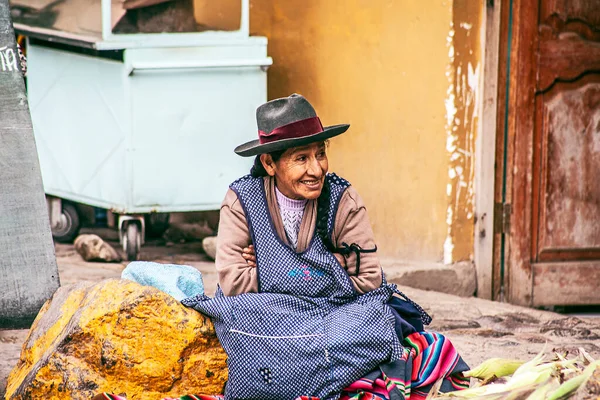 Peru Mai 2022 Peruaner Traditioneller Kleidung Ollataytambo Frau Verkauft Auf — Stockfoto