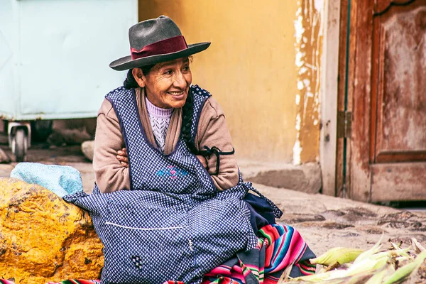 Perú Mayo 2022 Peruanos Con Ropa Tradicional Ollataytambo Mujer Vendiendo — Foto de Stock