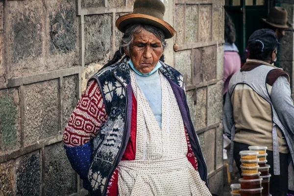 ペルー 2022年5月15日 ペルーのクスコ近郊の伝統衣装を着たペルー人2022年5月15日 — ストック写真